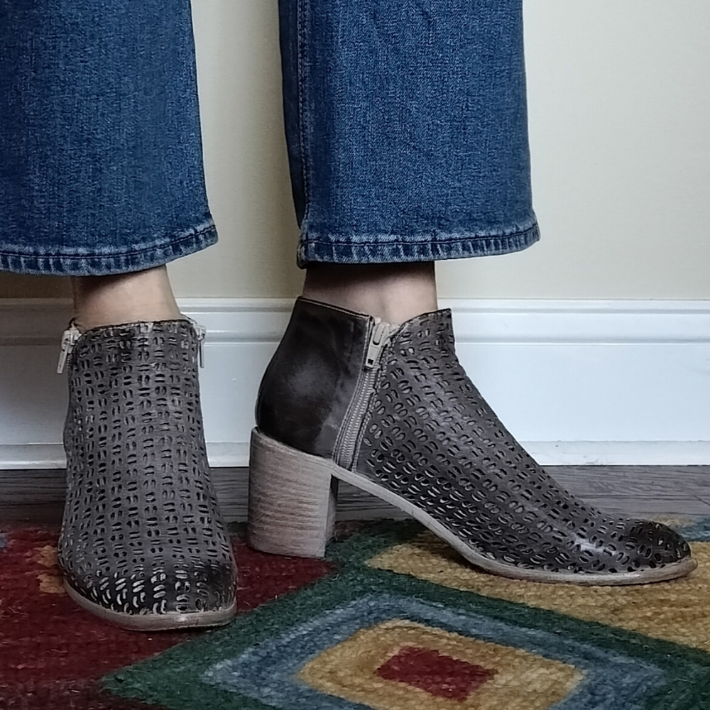 Gorgeous Stelle Monelle Gray Perforated Leather Ankle Zip Boots Booties 40, 9.5